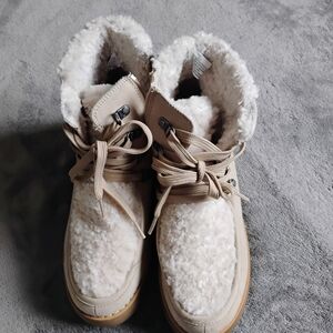 Falls Creek Women's Lace Up Shearling Boots - Cream and Tan